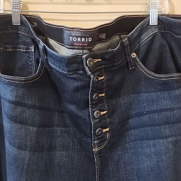 Torrid sky high skinny crop 5 button down - Picture 2 of 5